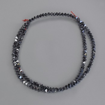 Mărgele de hematit cubulețe cu gaură transversală de 2x2 mm, pe fir, lungime 42 cm