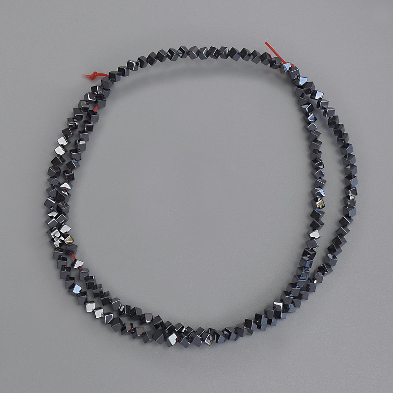 Mărgele de hematit cubulețe cu gaură transversală de 2x2 mm, pe fir, lungime 42 cm