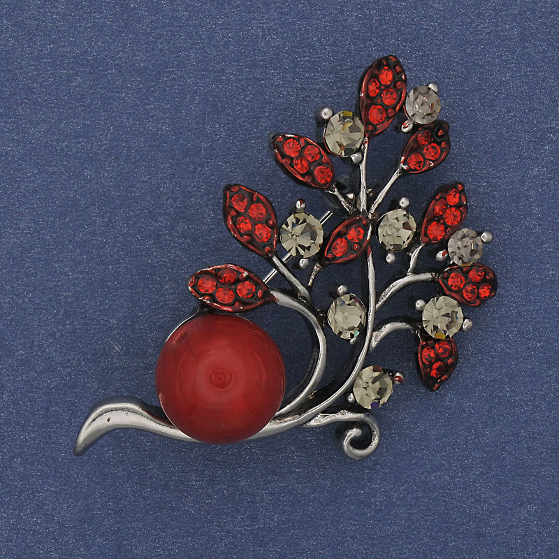 Broșă Crenguță cu mărgele de coral, strasuri, metal argintiu 48×28 mm