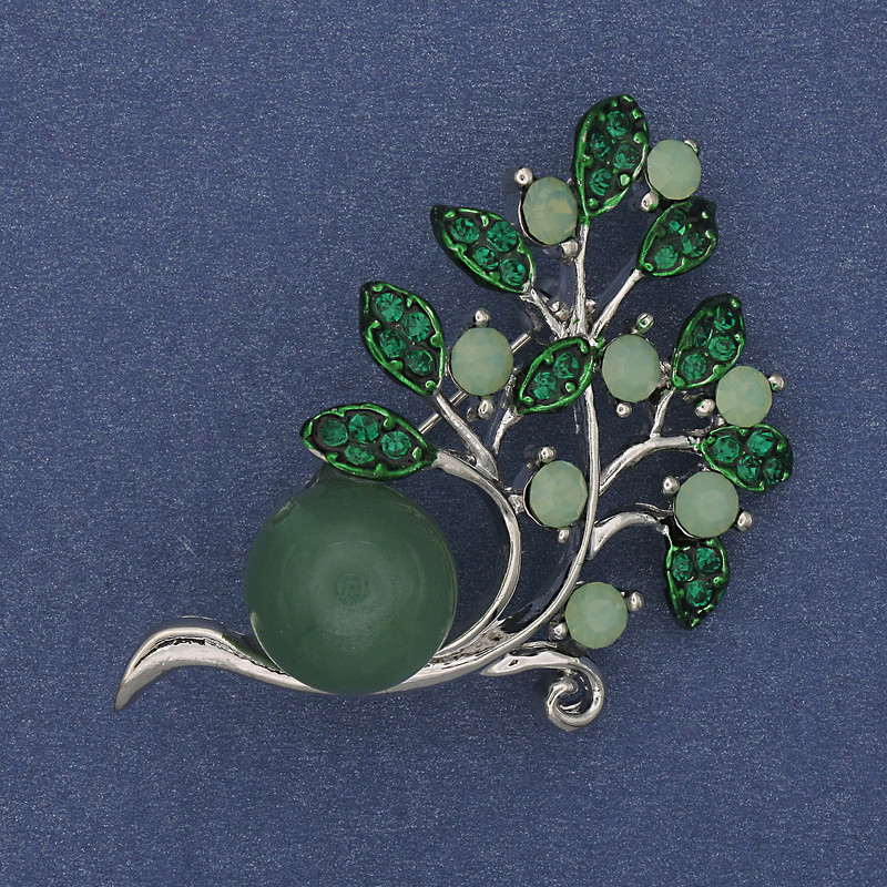 Broșă crenguță cu mărgele de nefrit verde, strasuri verzi, metal argintiu, 48×28 mm
