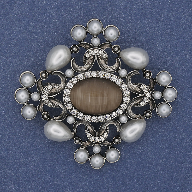 Broșă pandantiv «Accent Perle Ochi de Pisică», cu perle, ochi de pisică, strasuri albe, metal argintiu, 53×58 mm