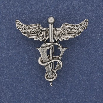 Broșă cu pandantiv Caduceul, metal argintiu, 36×37 mm