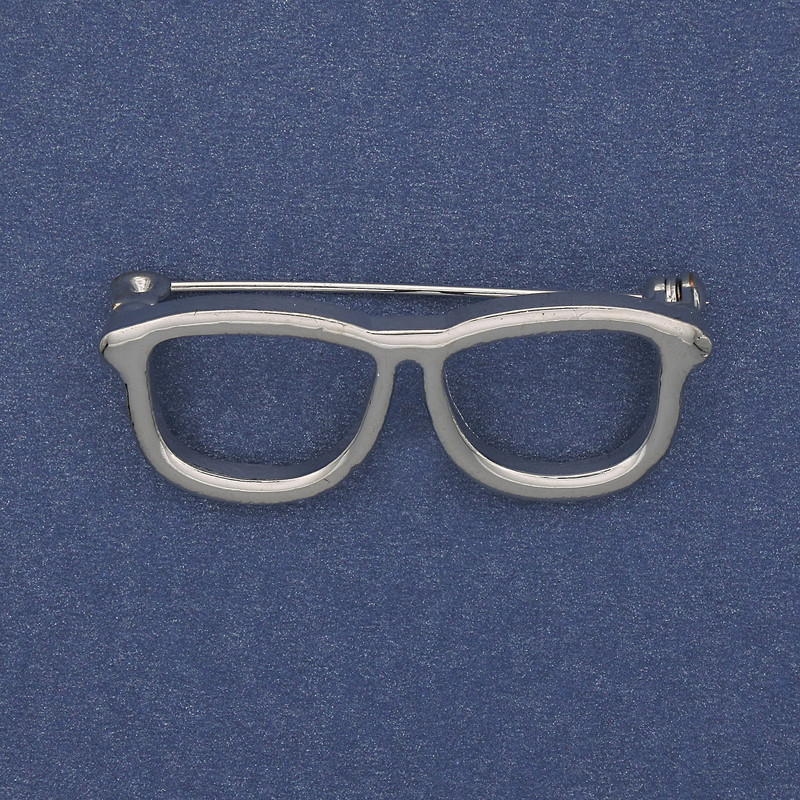 Broșă în formă de ochelari, din metal argintiu, 40×16 mm+