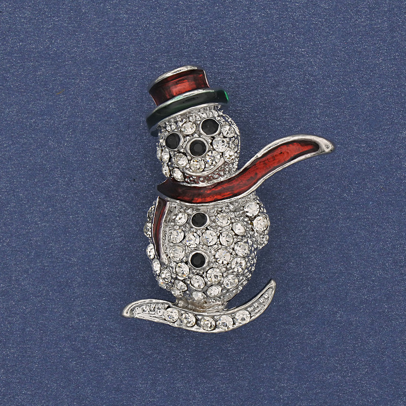 Broșă cu om de zăpadă de Anul Nou, email, cristale albe, metal argintiu, 32×22 mm +