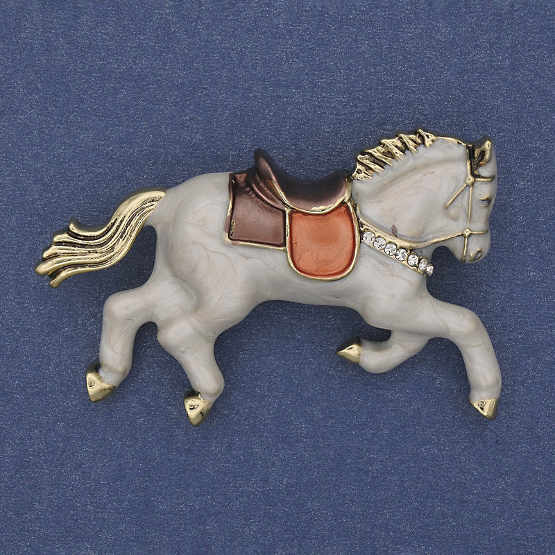 Broșă în formă de cal alb, email alb și strasuri albe, metal auriu, 50x32 mm+