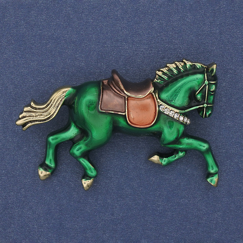 Broșă «Cal» cu email verde, cristale albe, metal auriu 50×32 mm+