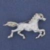 Broșă «Cal» cu email alb, strasuri albe, metal argintiu 50×32 mm