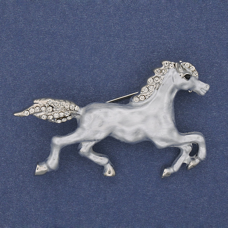 Broșă «Cal» cu email alb, strasuri albe, metal argintiu 50×32 mm