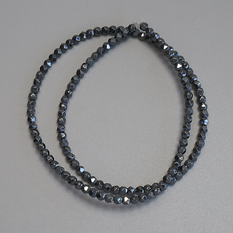 Mărgele de hematit, formă poligonală 3×3 mm ±, pe șnur, lungime 37 cm+