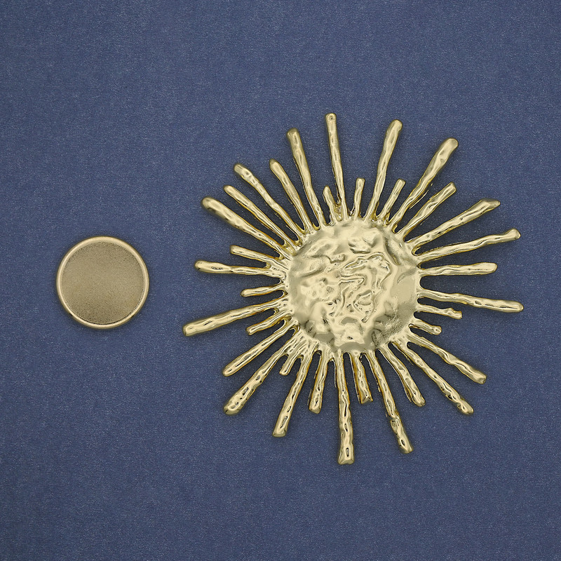 Broșă pe magnet Soare, metal auriu, 76 mm+
