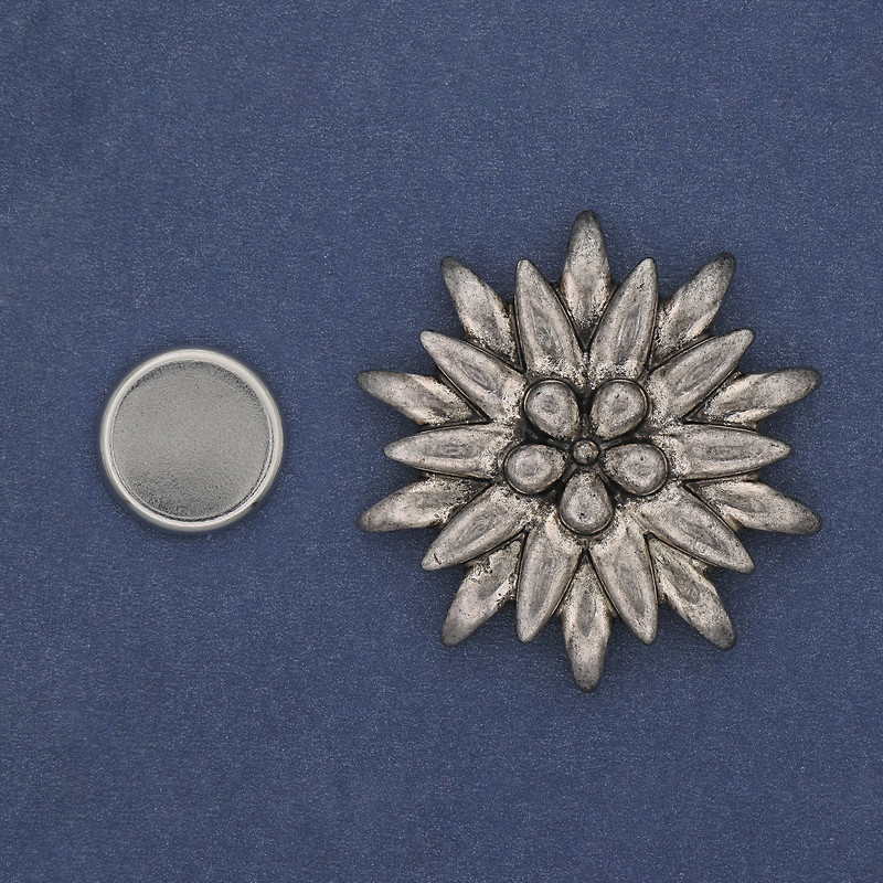 Broșă pe magnet Floare, argintie, 41 mm