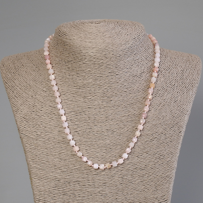 Colier din opal roz, cuburi tăiate facetate, diametrul 4,5×4,5 mm, lungime 50 cm, cu închizătoare