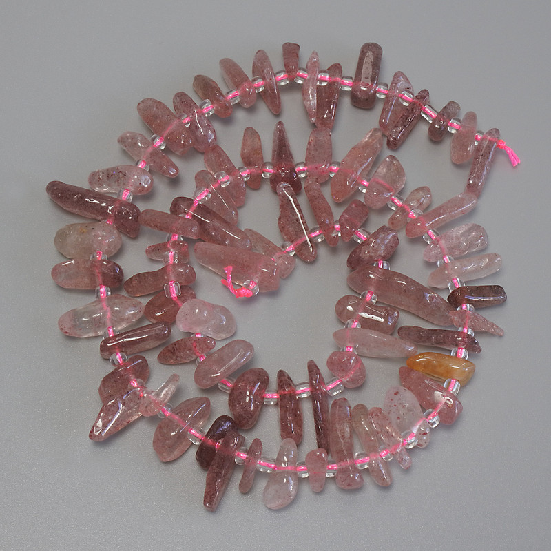 Mărgele din cuarț căpșună, fragmente, diametrul 10–20×5–7 mm, mărgele de 3 mm, lungime 40 cm, pe fir