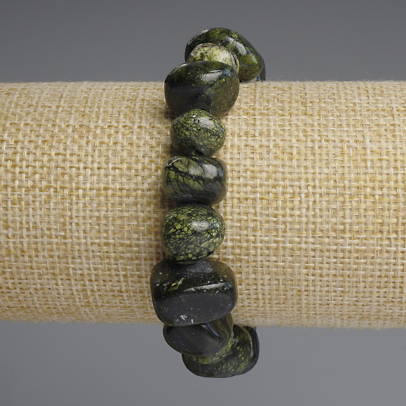 Brățară din serpentină, fațetată, diametrul 14–17×7–10 mm, lungime 18 cm +/- (elastic)