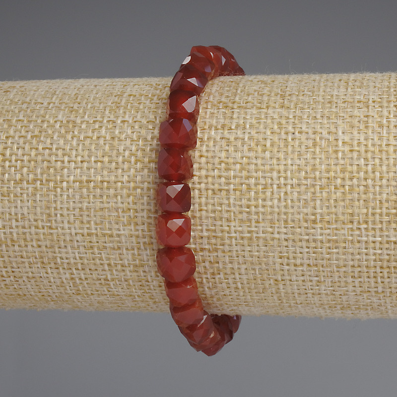 Brățară carneol, cuburi tăiate, diametru 6,5×6,5 mm, lungime 18 cm, pe elastic