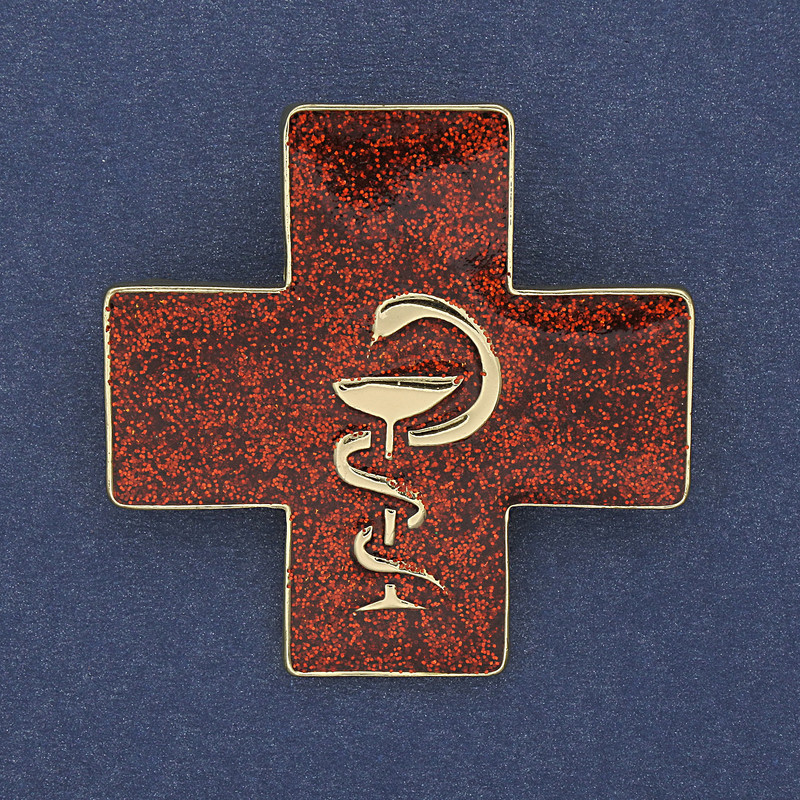 Broșă cu pandantiv «Cruce cu șarpe deasupra cupei», email roșu, metal auriu, 38x38 mm
