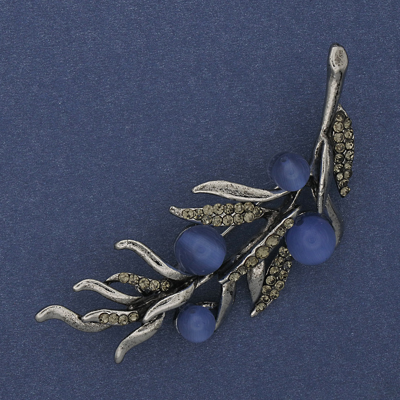 Broșă Crenguță albastră cu piatră de ochi de pisică și strasuri gri, 67×26 mm, metal argintiu