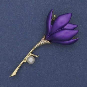 Broșă-pendativă în formă de floare, email violet, perlă, metal auriu, 29×64 mm+