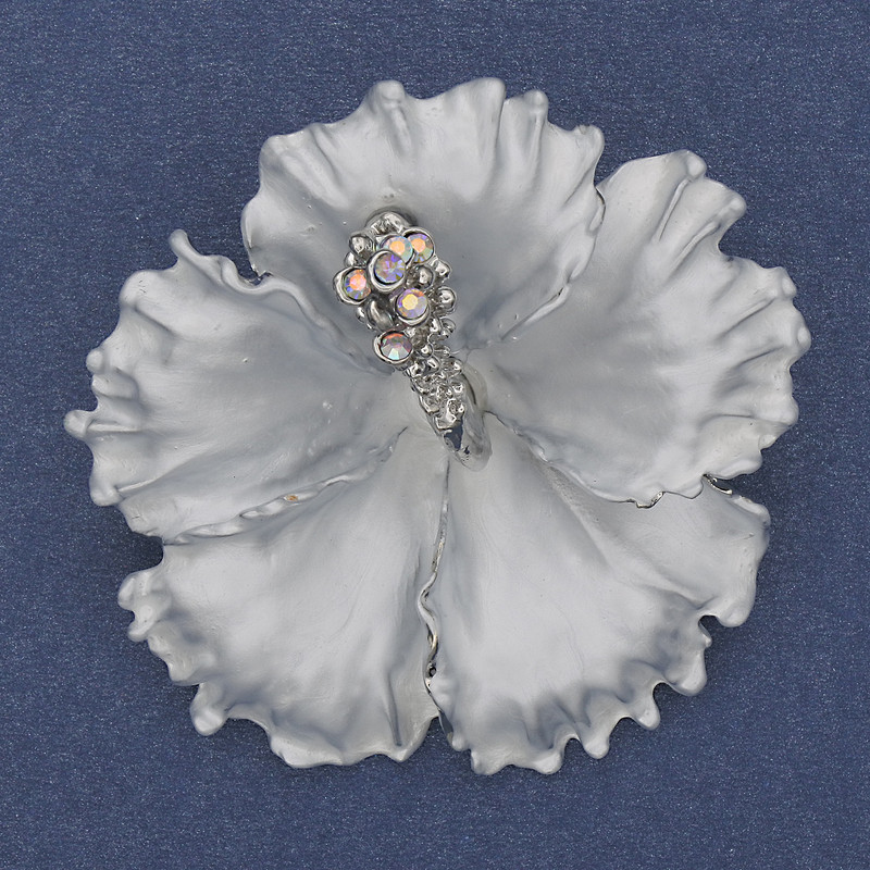 Broșă-pendentă Floare de Petunie albă, email mat, cristale curcubeu, metal argintiu, 51×51 mm