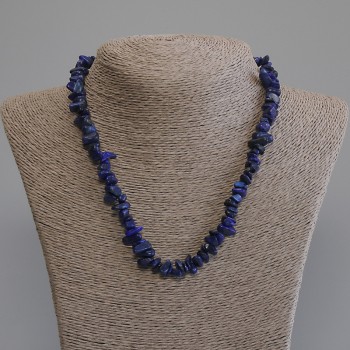 Colier din lazurit – cioburi, diametrul 6-13×2-7 mm, lungime 50 cm ±, cu închizătoare
