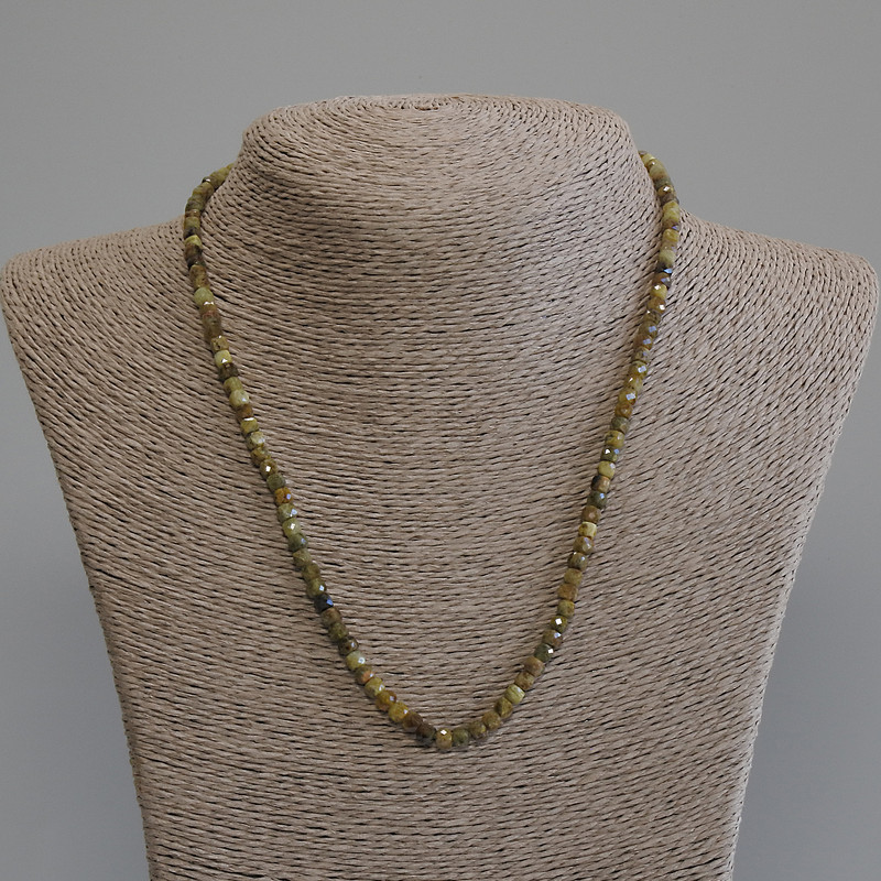Colier din grosular (grenat verde) cu cuburi tăiate 4×4 mm, lungime 50 cm ± cu închizătoare