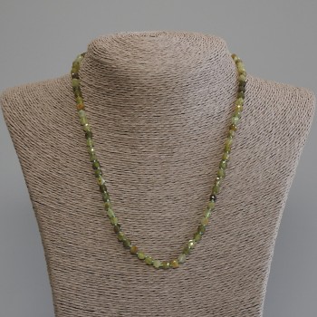 Colier din grosular (granat verde) cu cuburi tăiate de 4x4 mm, lungime de aproximativ 50 cm, cu închizătoare