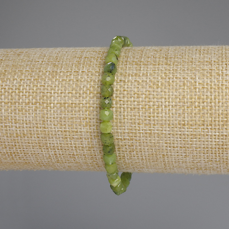 Brățară din jad canadian, cub facetat, dimensiune 4,5×4,5 mm, lungime 18 cm