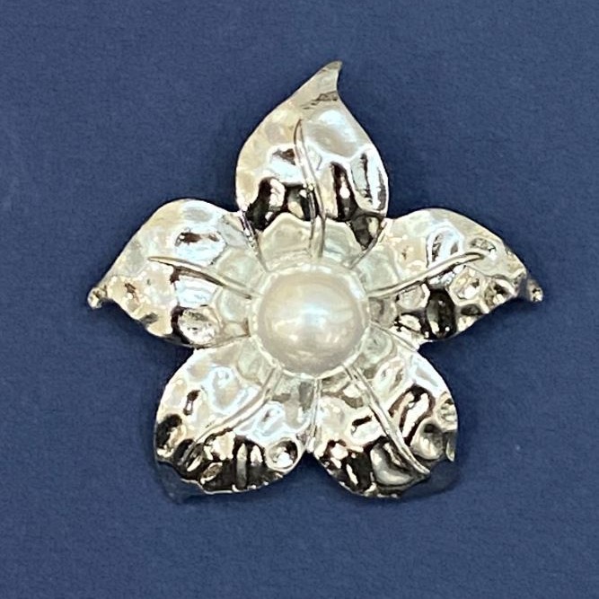 Broșă-pandantiv Floarea Perlei, metal argintiu, 45 mm