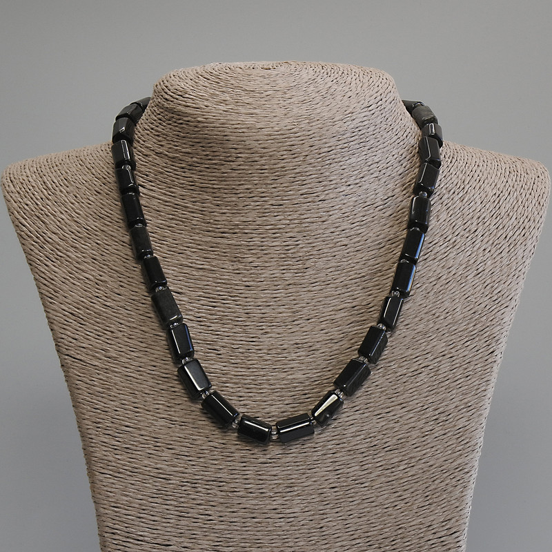 Colier din turmalin negru tăiat, diametrul 10-13×7-8 mm +/-, mărgele de 3 mm +/-, lungime 45 cm +/- cu închizătoare