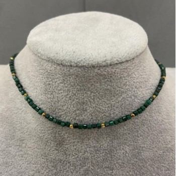 Choker din malahit cu cuburi tăiate de 2x2 mm +/- și hematit, mărgele sferice tăiate de 2 mm +/-; lungime 38 cm +/- lanț de prelungire de 5 cm