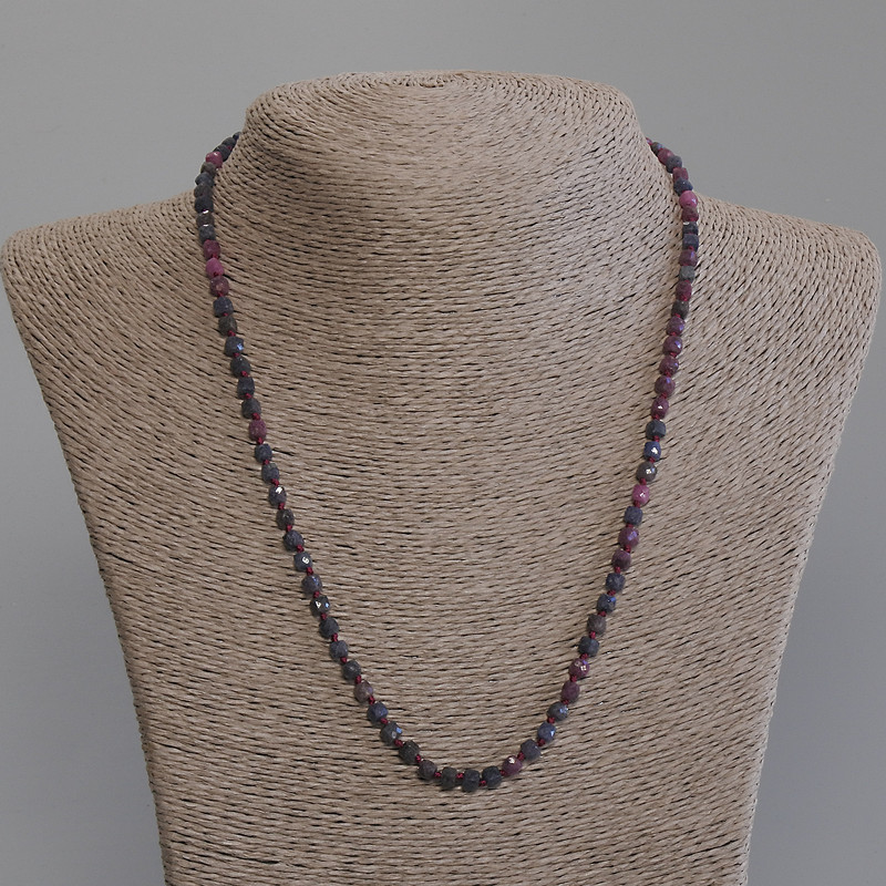Colier cu safir și rubin, cuburi tăiate, diametrul 4x4 mm, lungime aproximativă 45 cm, cu închizătoare