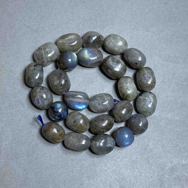 Mărgele din labradorit, tăiate în formă de picătură, diametre 13–17×11–13 mm, 5 mm +/- pe fir, lungime 39 cm+