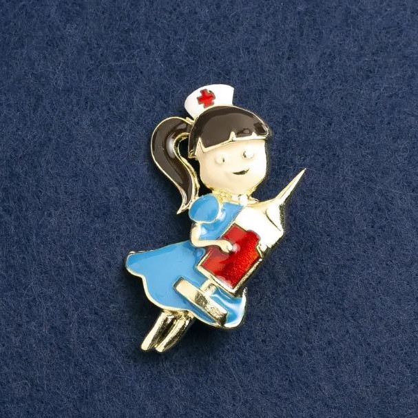 Broșă Asistentă Medicală, email albastru și roșu, metal auriu 44×25 mm