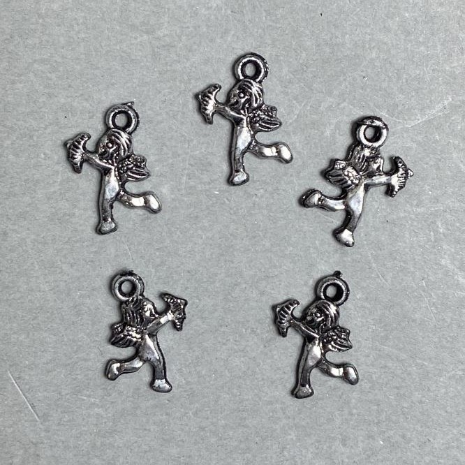 REDUCERE! Ambalaj 0,5 kg Furnitură pandantiv Cupidon din plastic, culoare argintiu închis, dimensiuni 17x14x2 mm ± gaură, diametrul 2 mm