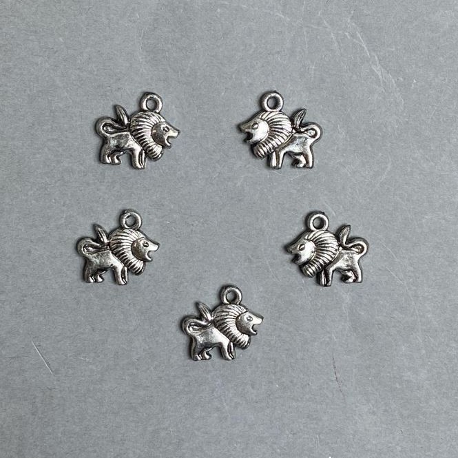 LICITAȚIE! Cantitate 0,5 kg. Pandantiv Leu din plastic, culoare argintiu închis, dimensiuni 16×16×3 mm, gaură de aproximativ 2–3 mm