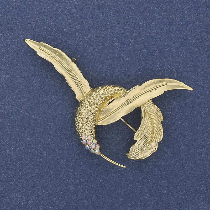 Broșă Colibri cu strasuri curcubeu, metal auriu 56x40 mm+