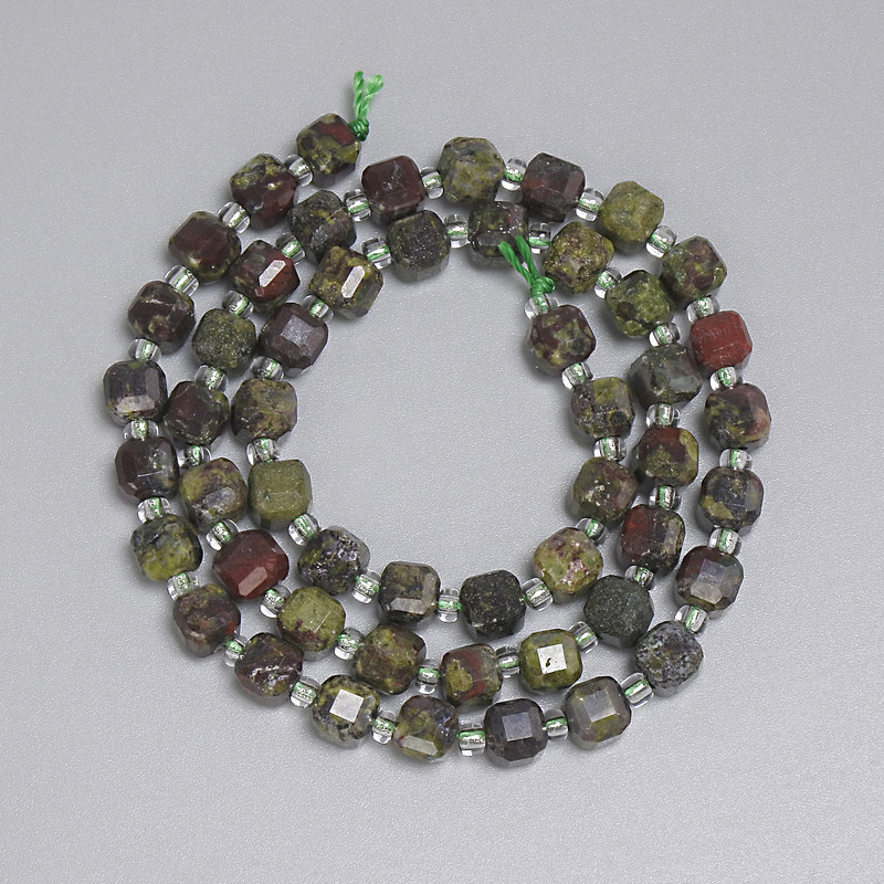 Mărgele de jasper „Sângele Dragonului”, cuburi tăiate 5x5 mm, mărgele de 3 mm, lungime aproximativă 38 cm, pe șnur