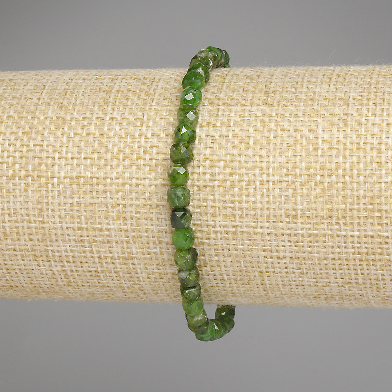 Brățară din diopsid, cuburi facetate, dimensiuni 4,5×4,5 mm, lungime 18 cm, pe bază elastică