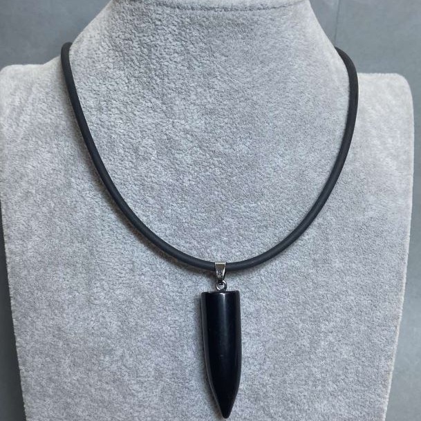 Reducere! Pandantiv din agat, sferic, 42×12 mm (+-), pe șnur din cauciuc, lungime 60 cm +5 cm lanț extensibil