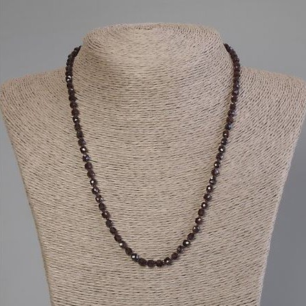 Colier granat facetat în formă de cub, diametrul 4×4 mm, lungime 45 cm, cu închizătoare