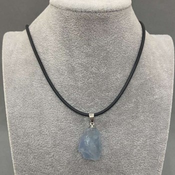 Pandantiv din acvamarin brut, dimensiuni aproximative 31×16–37–18 mm ±, pe șnur, diametru șnur 2,5 mm ±, lungime 50 cm ±, lanț