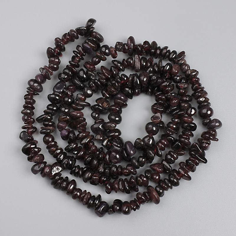 Mărgele de granat mărunțite, diametrul 7–11×2–5 mm, lungime 78 cm, pe fir