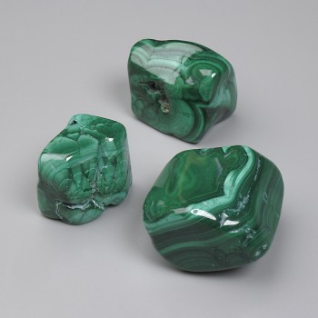 Malahit natural, pietre rotunjite șlefuite, fără gaură, 29×24 mm ±, sortiment dimensiuni (la 100 g ±)