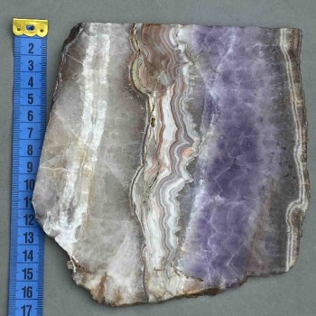 Placă suvenir din piatră naturală – ametist cu agat, 16×15,5×1 cm, greutate aproximativă 556 g