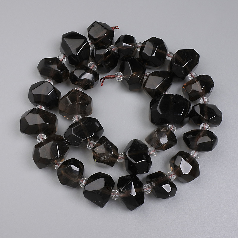 Mărgele topaz fumuriu multifacetate, diametrul 15–20×12–15 mm, +/- mărgele de nisip de 4 mm, pe șnur, lungime 40 cm+