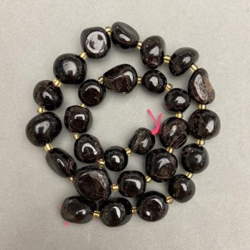 Mărgele de granat facetate, diametru 11–16×10–15 mm, cu mărgele de nisip de 3 mm, pe șnur, lungime 41 cm+