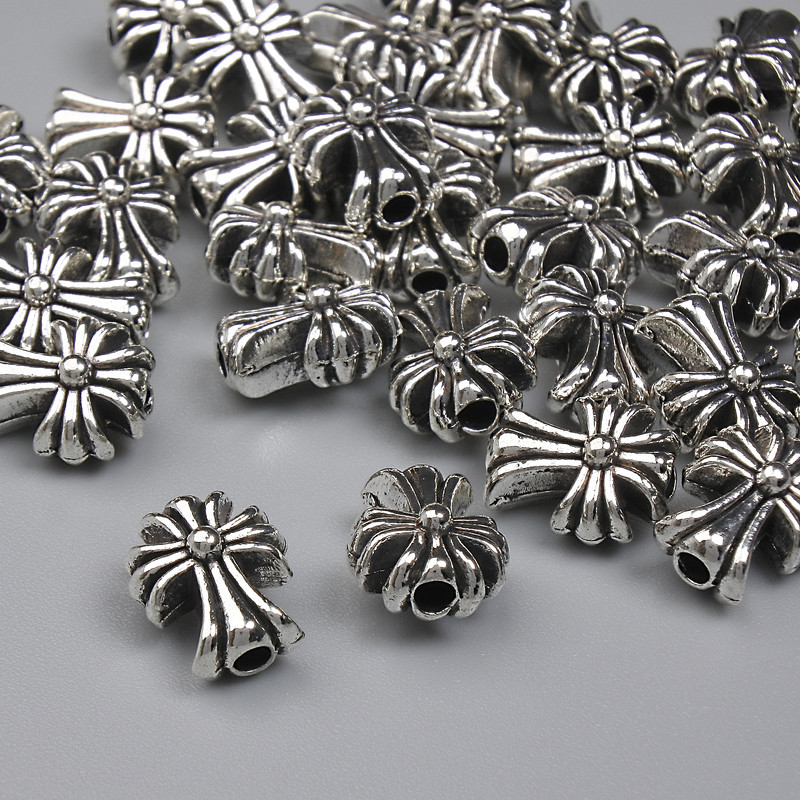 Mărgea-inserție în formă de cruce, culoare argintie, diametru 8,5×7 mm, gaură de 2,2 mm, ambalaj 20 g (~30 buc.)