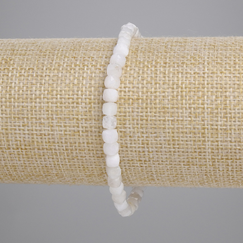 Brățară din adular, cuburi tăiate 4x4 mm, lungime aproximativă 18 cm, pe bandă elastică