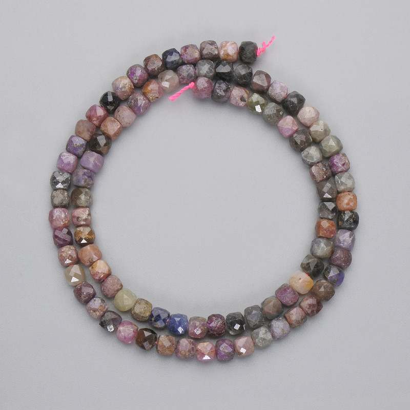 Mărgele din rubin și safir, cuburi facetate, diametrul 4×4 mm, lungime 39 cm ±, pe fir