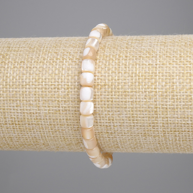 Brățară bej din sidef cilindric, diametrul aproximativ 5×5 mm, lungime 18 cm, pe elastic